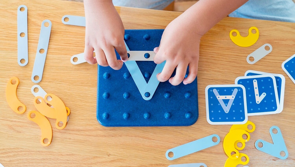 Kreativt stikkbrett med mønsterkort fra 3 år med alle deler
