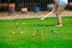 Nærbilde av køllen i krokkettsett i tre med 4 dyrefigurballer fra 3 år planToys