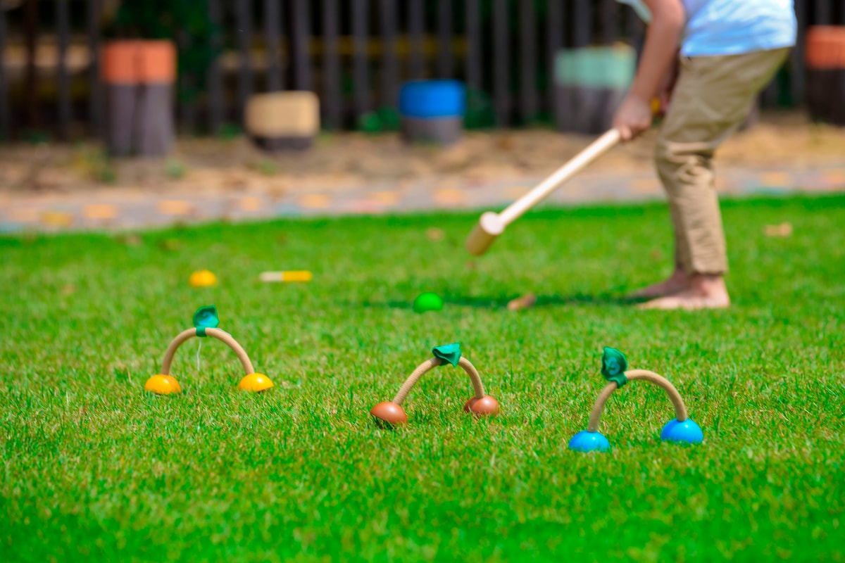 Nærbilde av køllen i krokkettsett i tre med 4 dyrefigurballer fra 3 år planToys