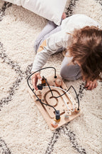 Kulelabyrinth Neo i gummibaumtre montert