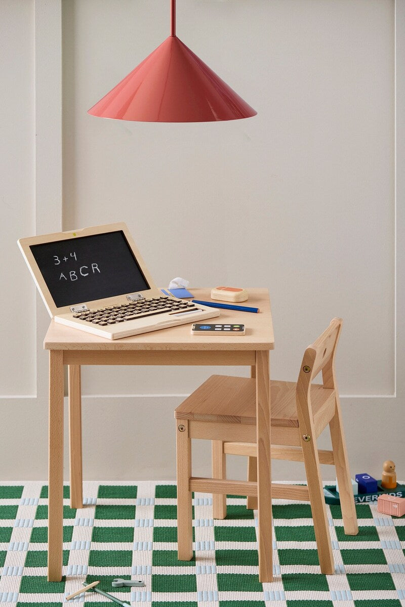 Nærbilde av tavle på Laptop lekesett i kryssfiner med tavle 28,5x19 cm
