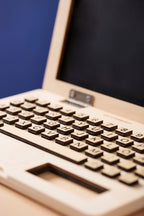 Laptop lekesett i kryssfiner med tavle 28,5x19 cm sideprofil