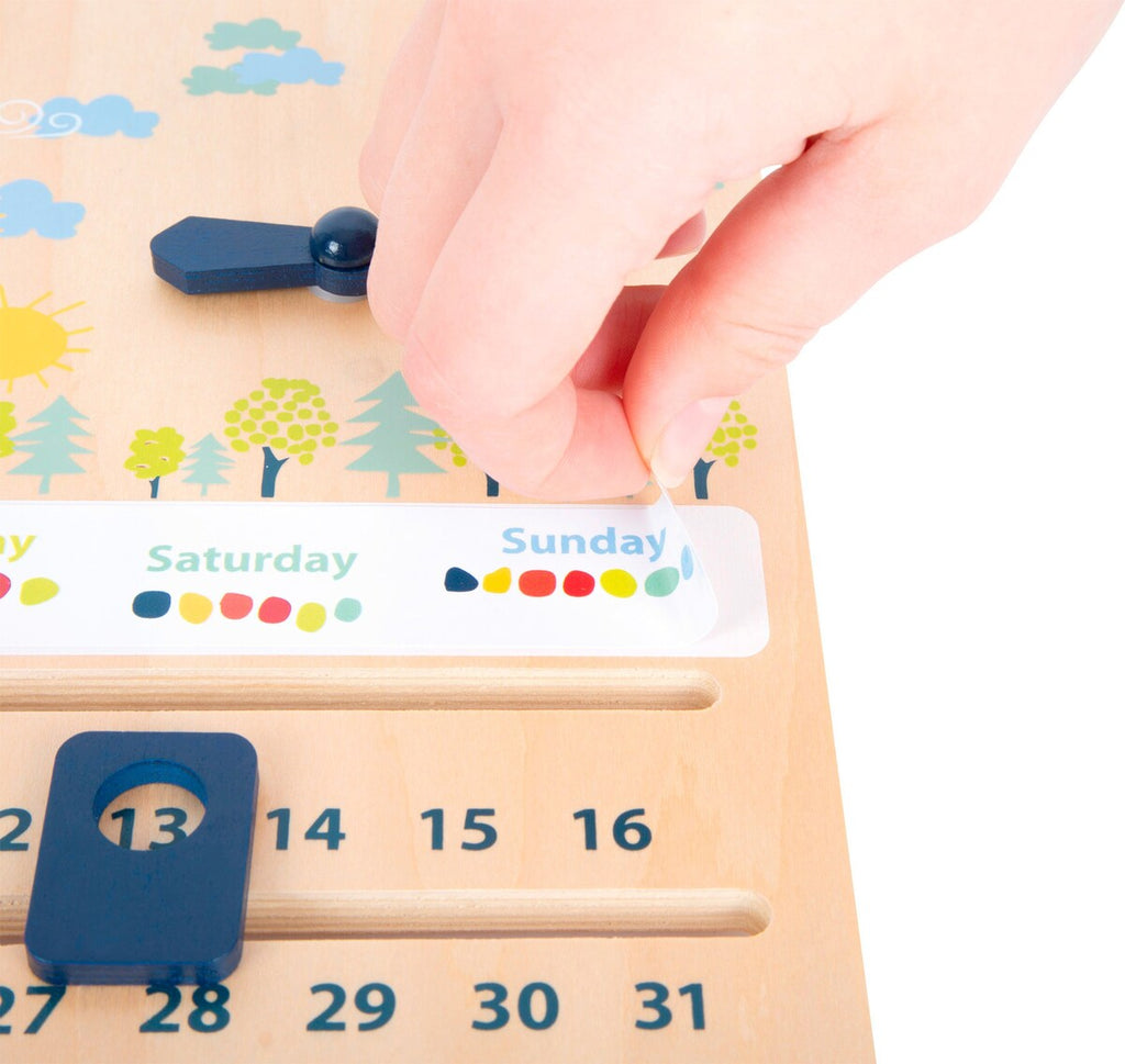 Detalj av visere på Læreklokke med kalender Educate i tre FSC®