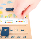 Detalj av visere på Læreklokke med kalender Educate i tre FSC®