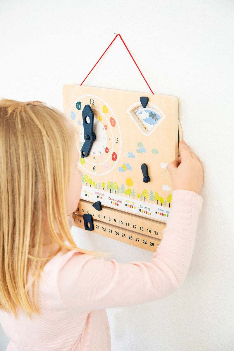 Nærbilde av kalenderfunksjon på Læreklokke med kalender Educate i tre FSC®
