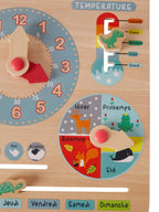 Nærbilde av Læringsklokke med kalender i tre FSC® 32x32 cm