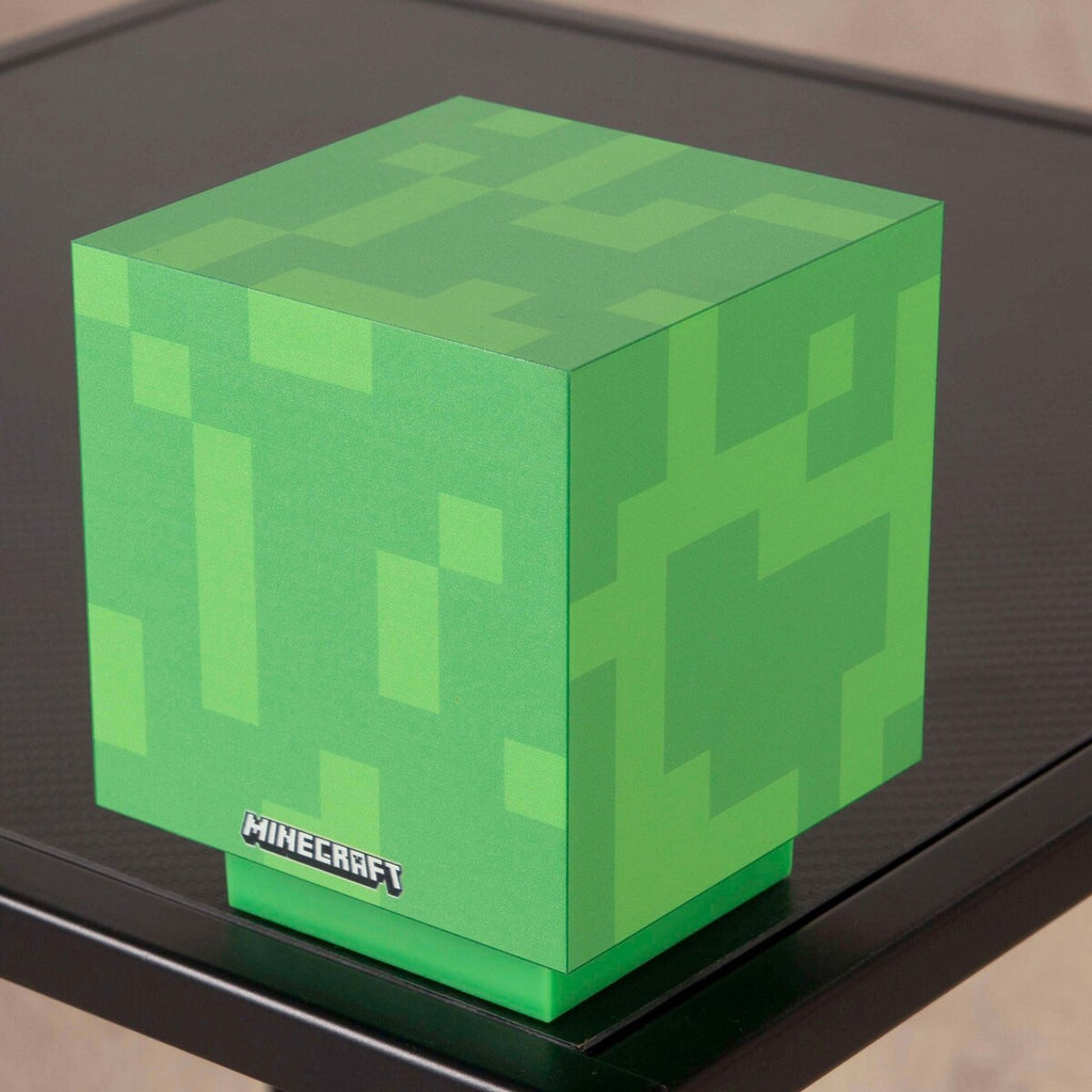 Nærbilde av LED-lampe Creeper med oppladbart batteri Minecraft