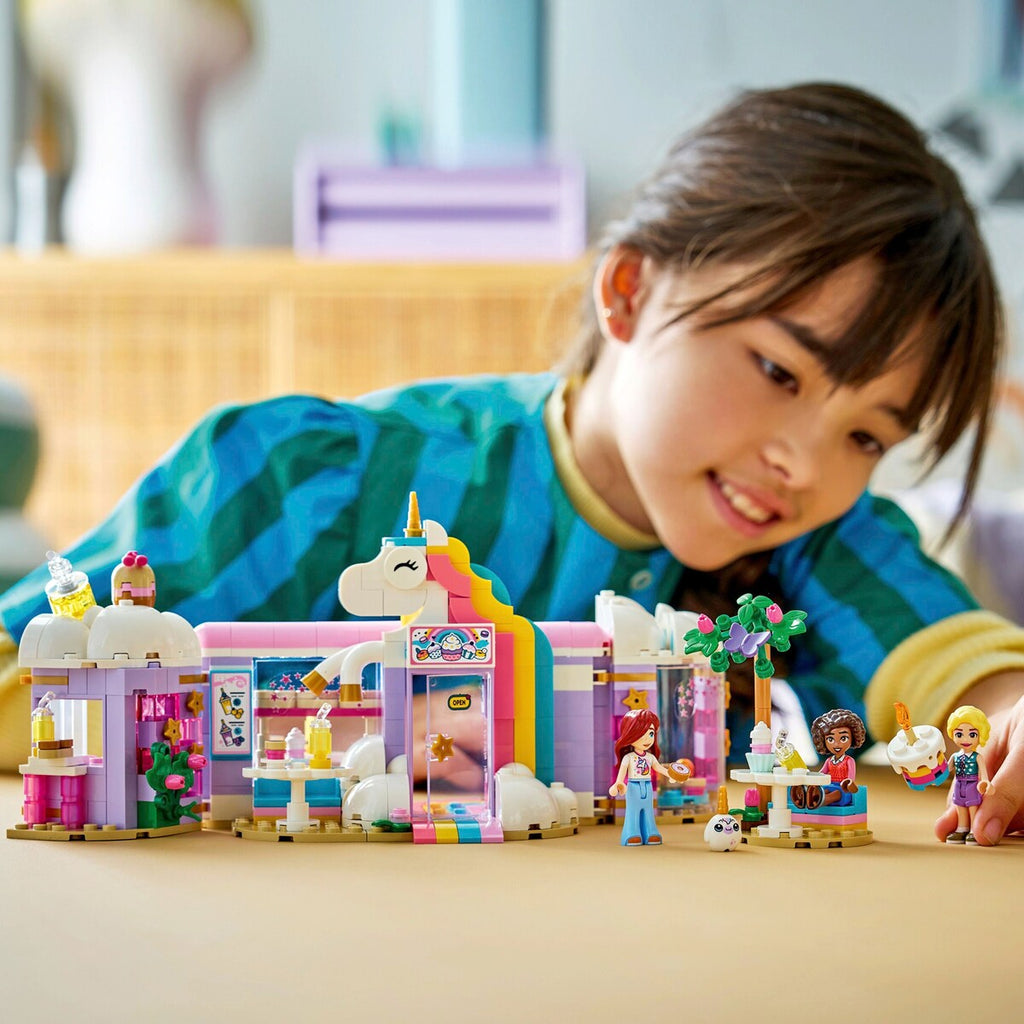Montert LEGO® Friends enhjørning-drømmekafé 42684 med fargerike figurer