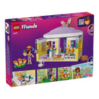 Nærbilde av tilbehør som kost, vannskål og mat i LEGO® Friends Heartlake City kaninhotell