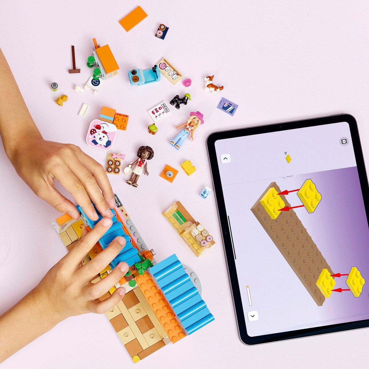 Detalj av LEGO® Friends hundekjeksbakeri 42677 med hundeklappe og rampe