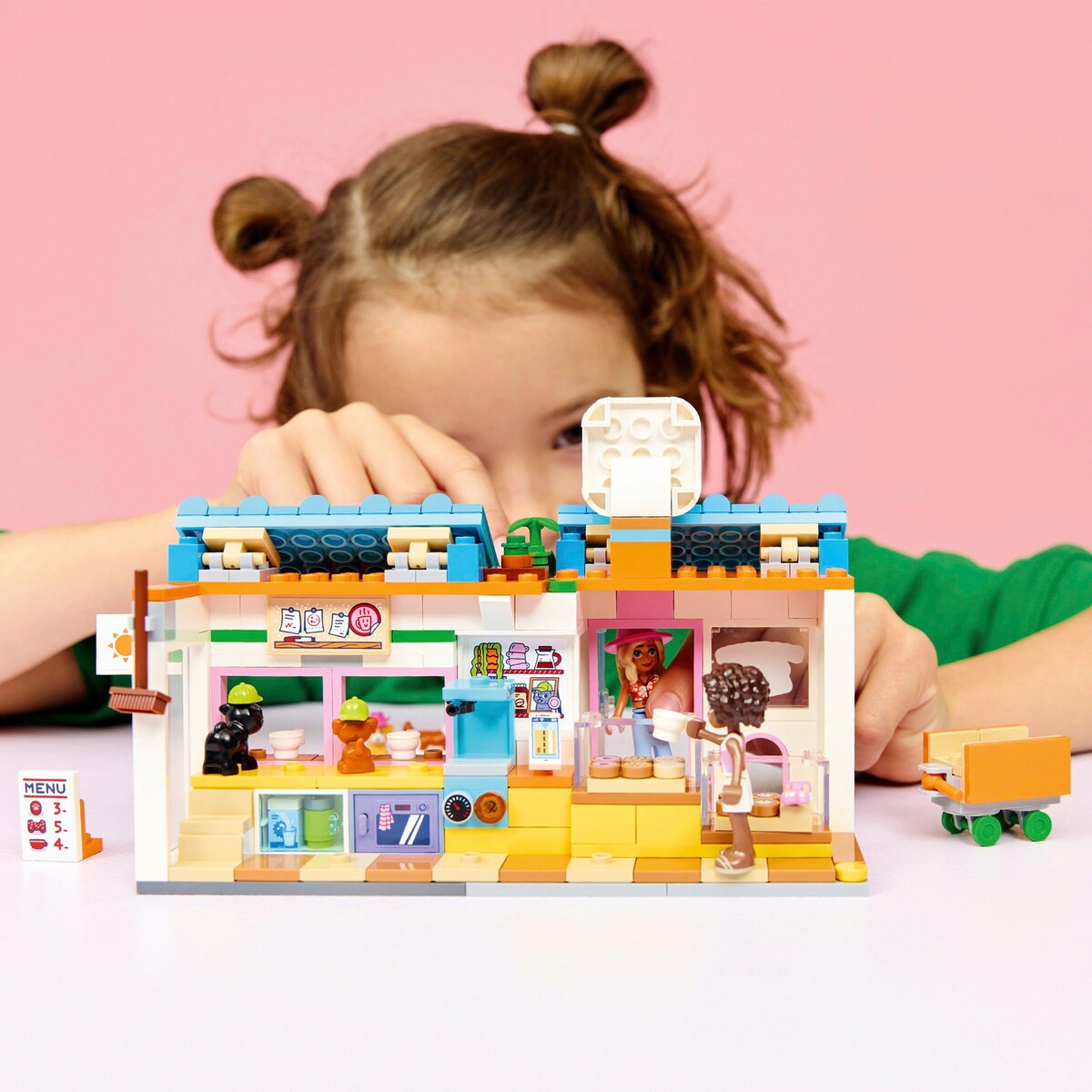 Montert LEGO® Friends hundekjeksbakeri 42677 med hundene og figurer