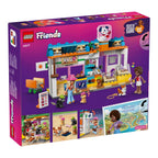 Nærbilde av LEGO® Friends hundekjeksbakeri 42677 med tilbehør som donuts og hundegodbiter