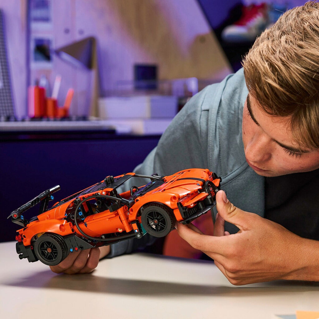 Montert LEGO® Technic Bugatti Chiron Pur Sport Hypercar sidevisning