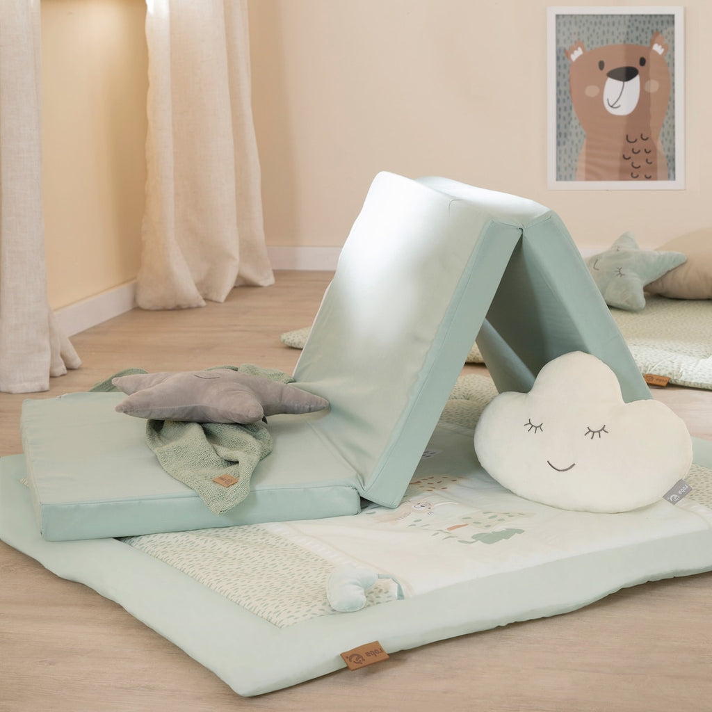 Detalj av sky-applikasjoner på Leke- og krableteppe Woodland Buddies 4 cm polstring