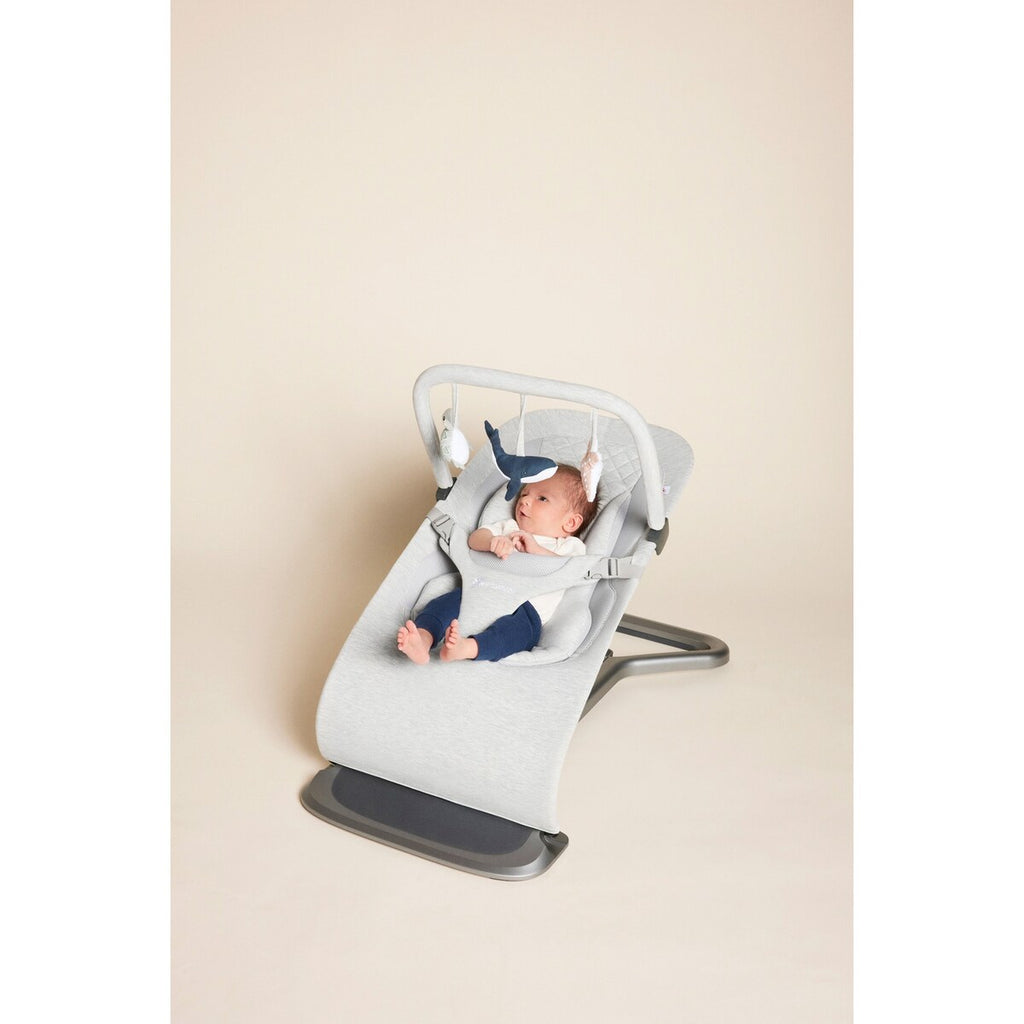 Close-up av tekstil og plussmateriale på lekebue for babyvipp Evolve 3-in-1