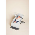 Close-up av tekstil og plussmateriale på lekebue for babyvipp Evolve 3-in-1