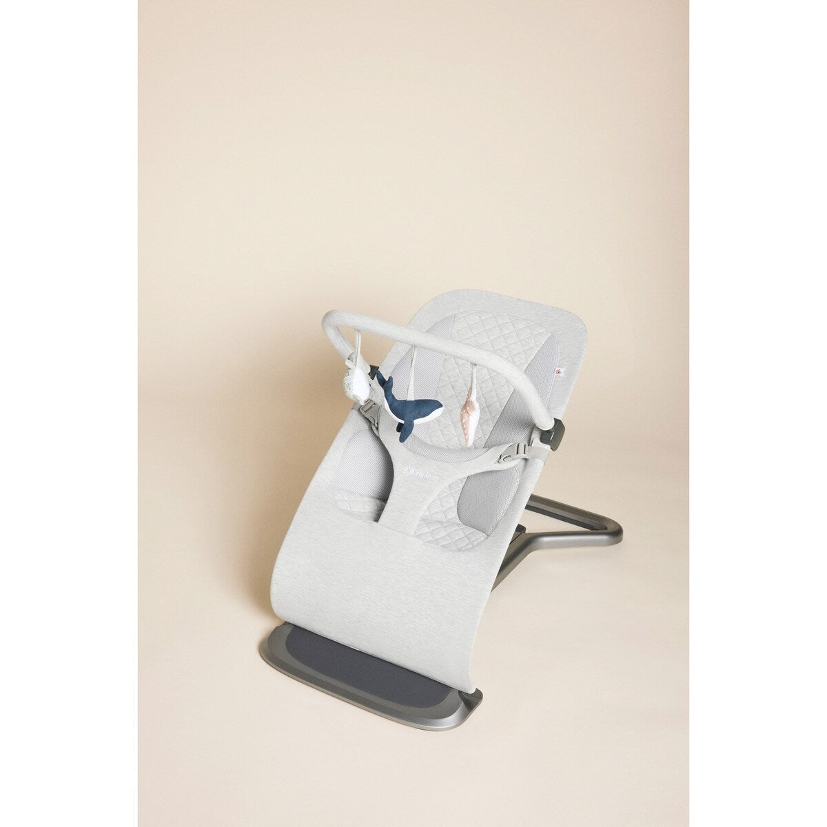 Lekebue for babyvipp Evolve 3-in-1 med 3 figurer i bruk