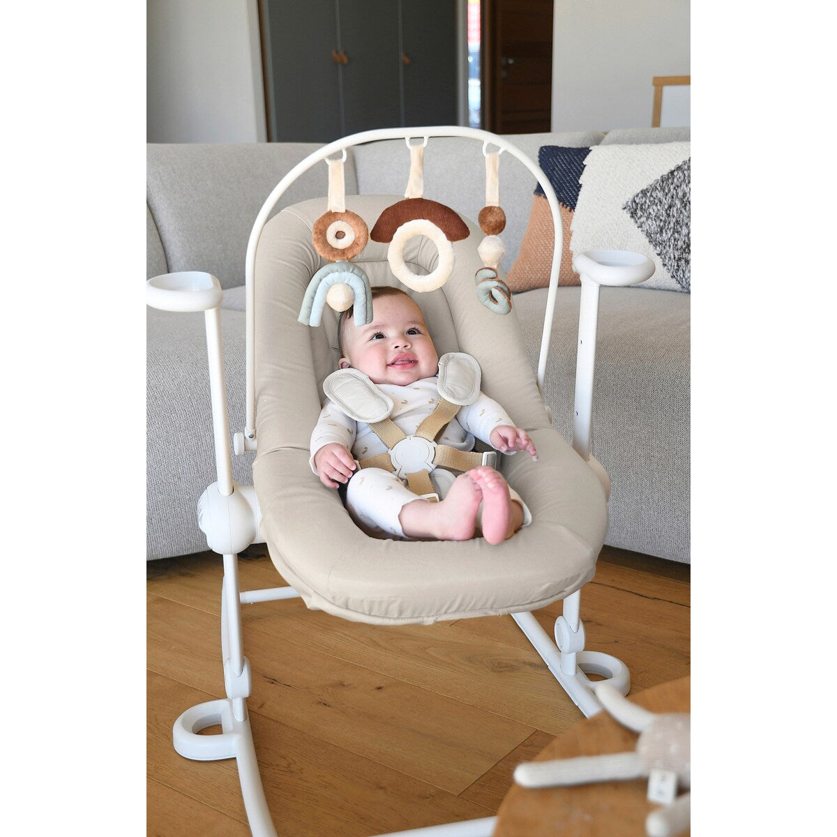 Detaljbilde av hengende figurer på Lekebue for babyvipp Up&Down+