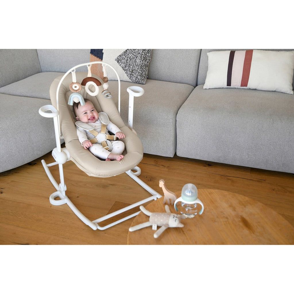 Montert Lekebue for babyvipp Up&Down+ med 3 hengende figurer på babyvipp