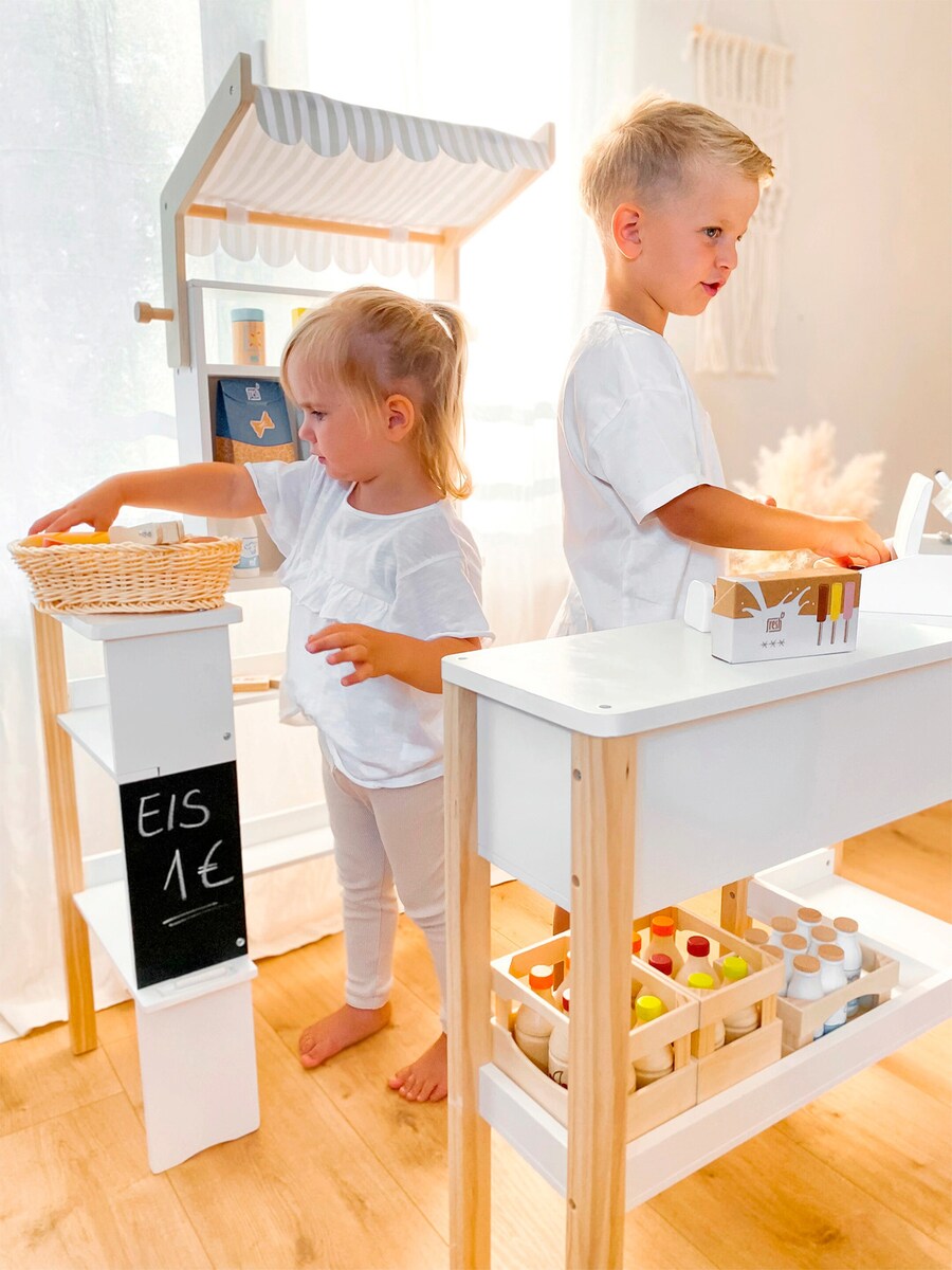 Lekebutikk Fresh med markise og tavle i bruk