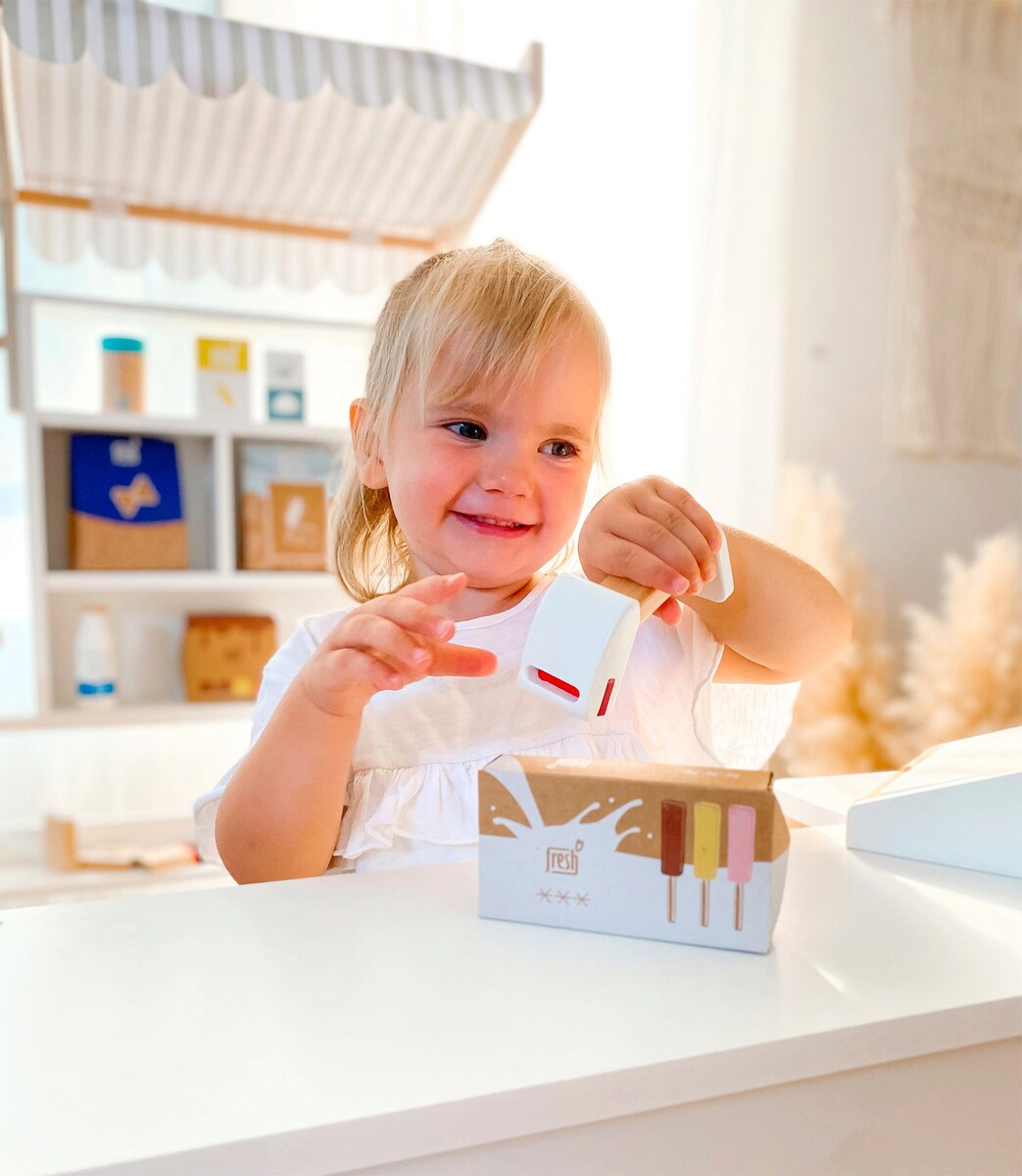 Rundede ben på Lekebutikk Fresh med markise og tavle