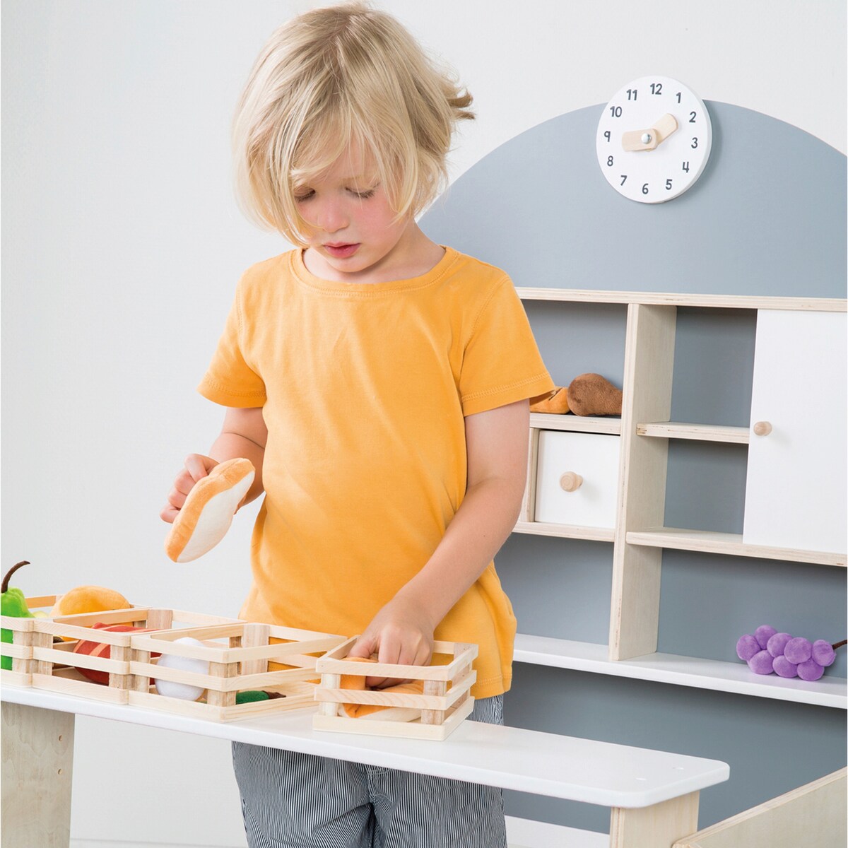 Lekebutikk i tre med disk og skuffer fra 3 år montert side