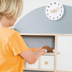 Lekebutikk i tre med disk og skuffer fra 3 år nærbilde av klokke