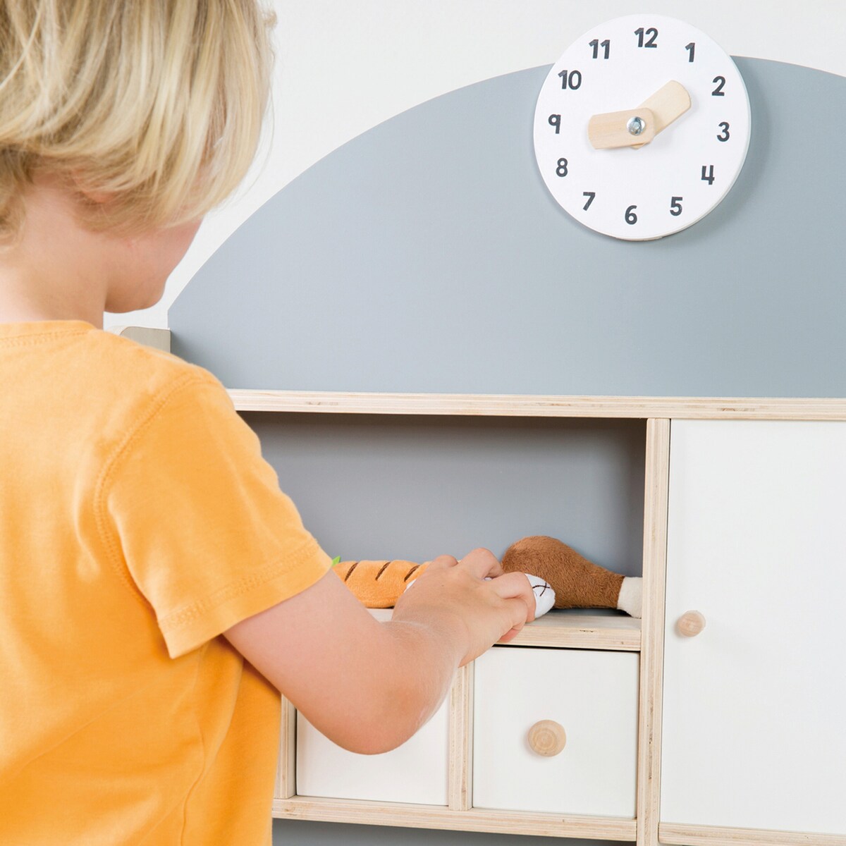 Lekebutikk i tre med disk og skuffer fra 3 år nærbilde av klokke