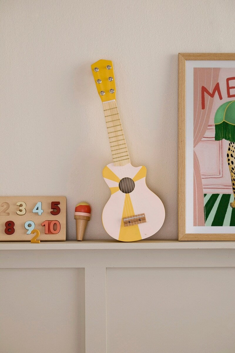 Bakside av lekegitar i tre gul/hvit 53,5 cm med 6 strenger