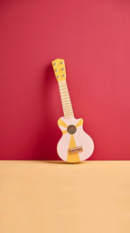 Detalj av strenger på lekegitar i tre gul/hvit 53,5 cm med 6 strenger
