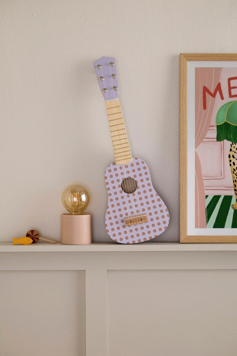 Lekegitar i tre med prikkemønster 53,5 cm detalj av strenger