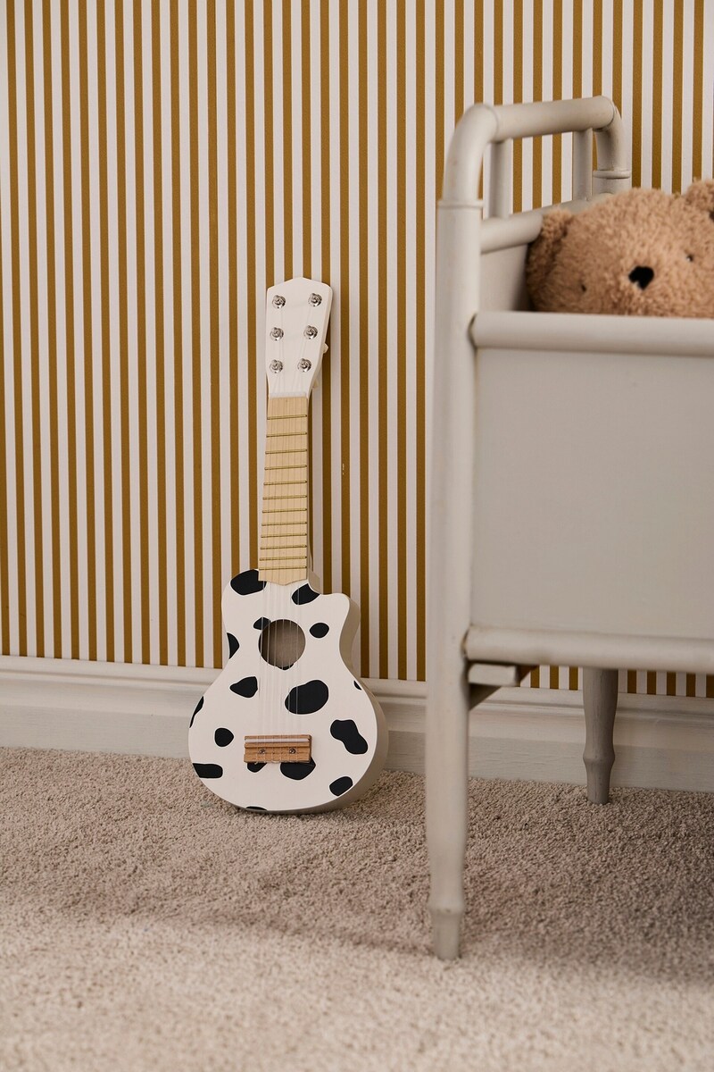 Detalj av strenger på lekegitar i tre svart/hvit 53,5 cm med 6 strenger