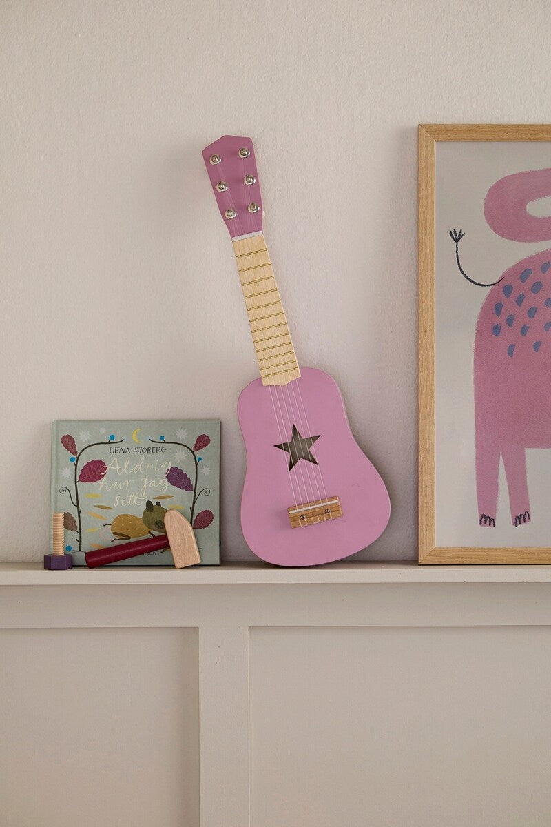 Bakside av lekegitar i tre rosa 53,5 cm med 6 strenger