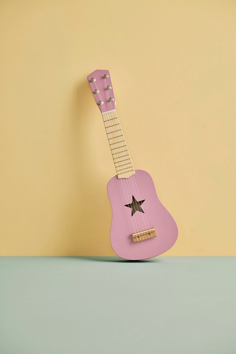 Detaljbilde av strenger på lekegitar i tre rosa 53,5 cm med 6 strenger