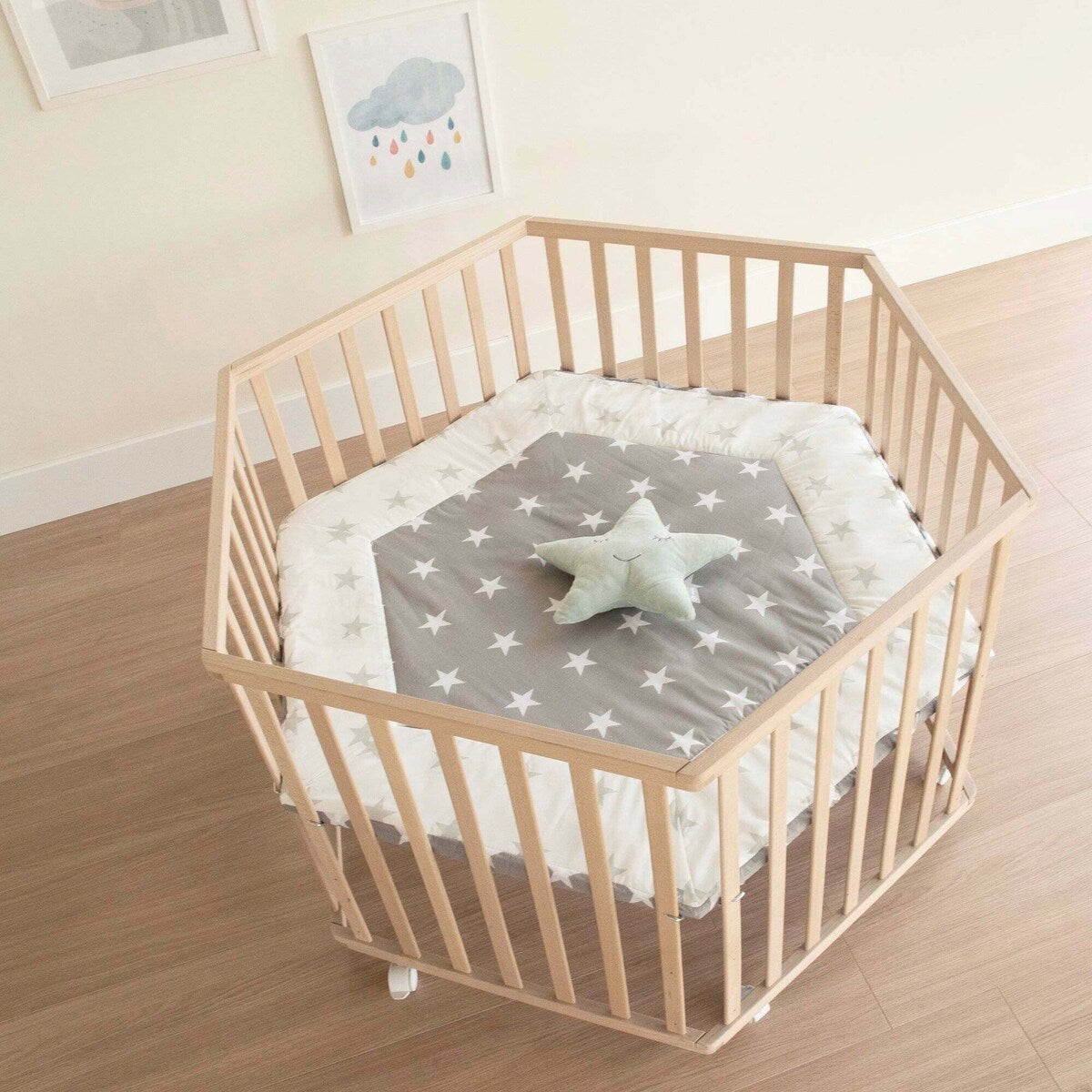 Montert Lekegrind 6-kantet Little Stars bøk i rom