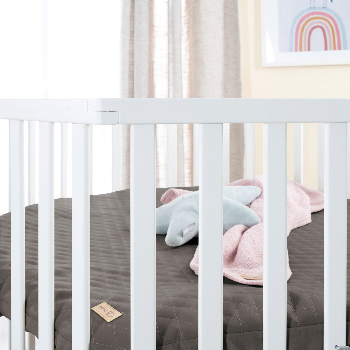 Nærbilde av hjul på Lekegrind 6-kantet Luxe Graphite quiltet med innlegg