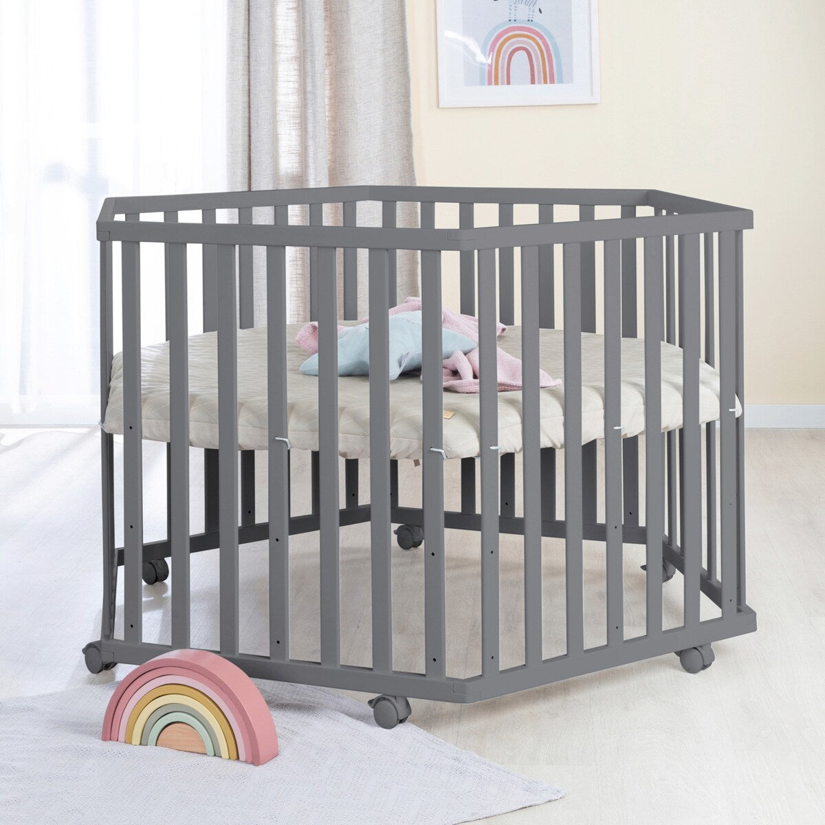 Montert Lekegrind 6-kantet Luxe Greyish quiltet med innlegg i rom