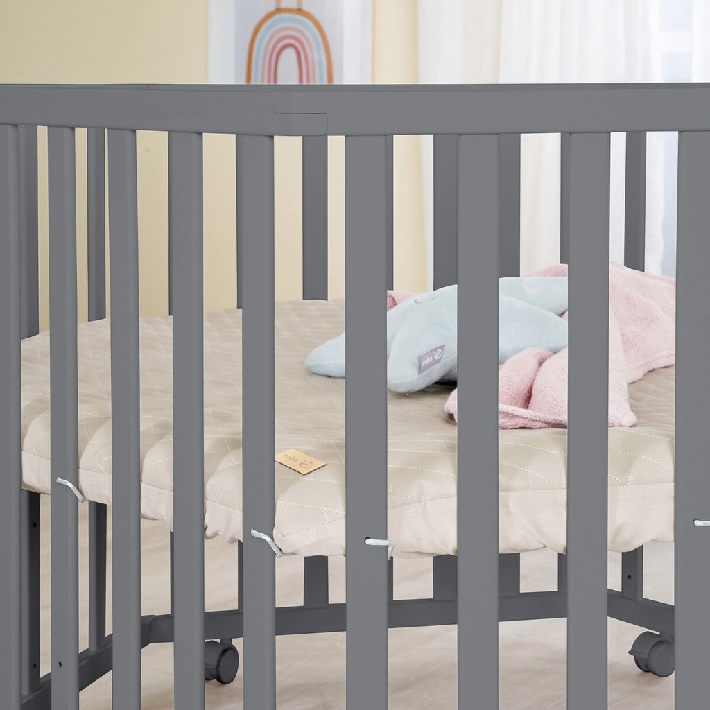 Oversikt av Lekegrind 6-kantet Luxe Greyish quiltet med innlegg med leker