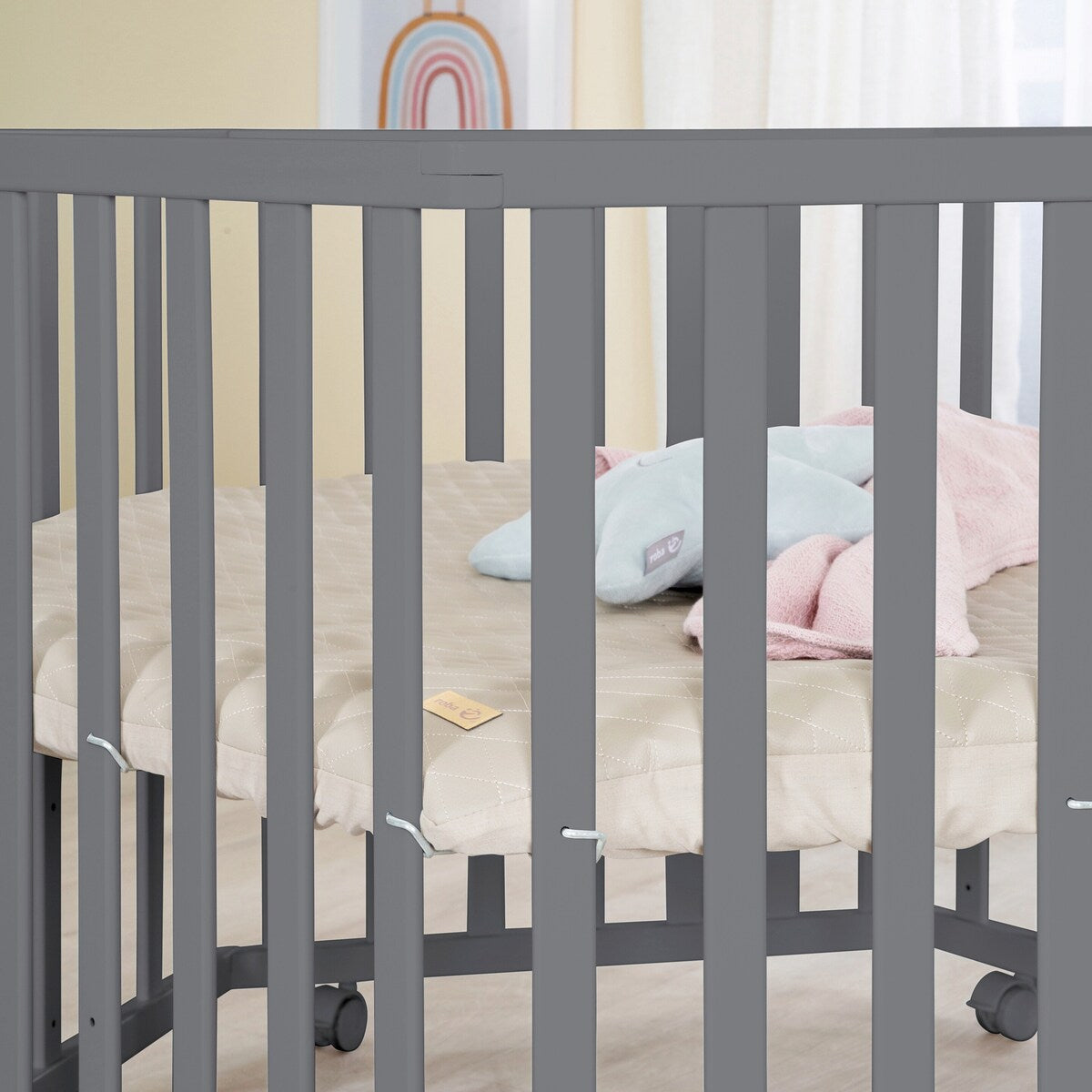 Oversikt av Lekegrind 6-kantet Luxe Greyish quiltet med innlegg med leker