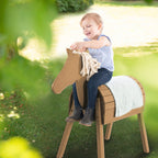 Baksiden av Lekehest Outdoor + Sheddie massivtre for hagen teak