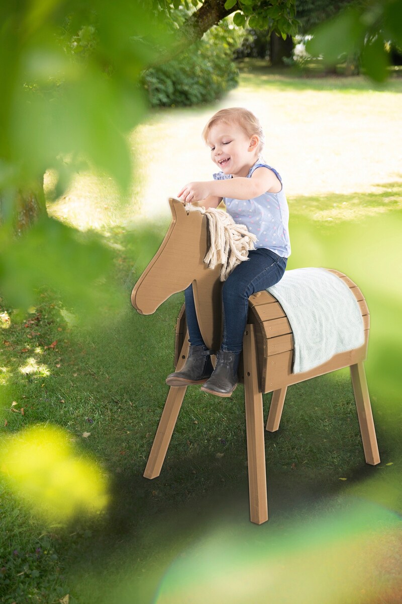 Detalj av man og hale på Lekehest Outdoor + Sheddie massivtre for hagen teak