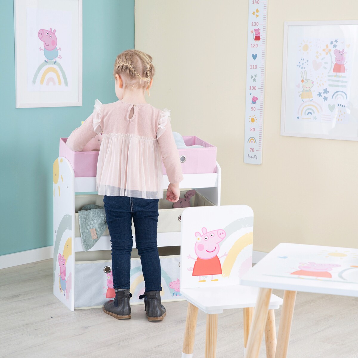 Lekehylle Peppa Pig for barnerommet montert i barnerom