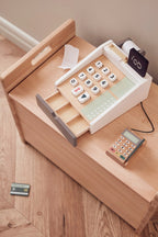 Detalj av tastatur på lekekassaapparat i bjørk med tavle og kortleser