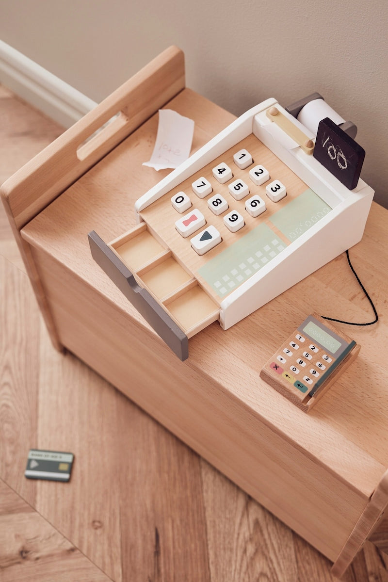 Detalj av tastatur på lekekassaapparat i bjørk med tavle og kortleser