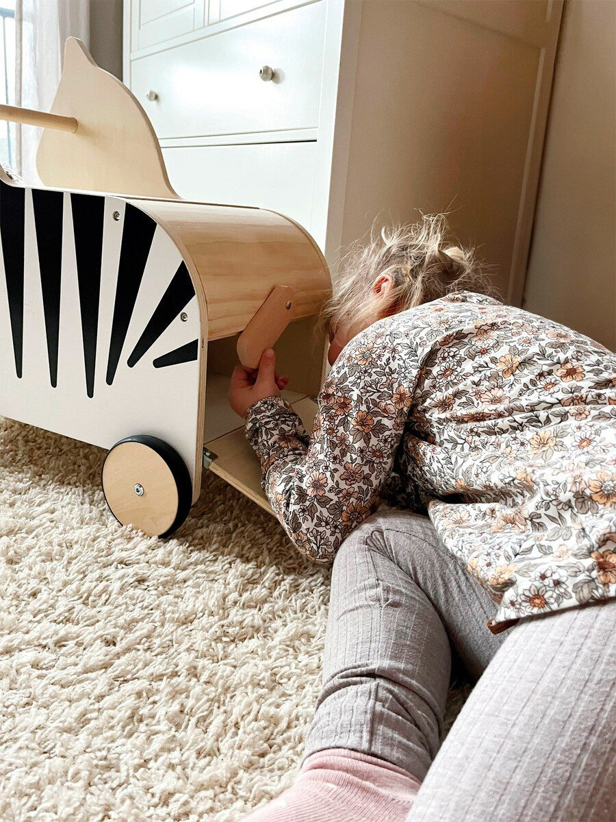 Lekekiste med hjul sebra Wildlife i bruk på gulvet