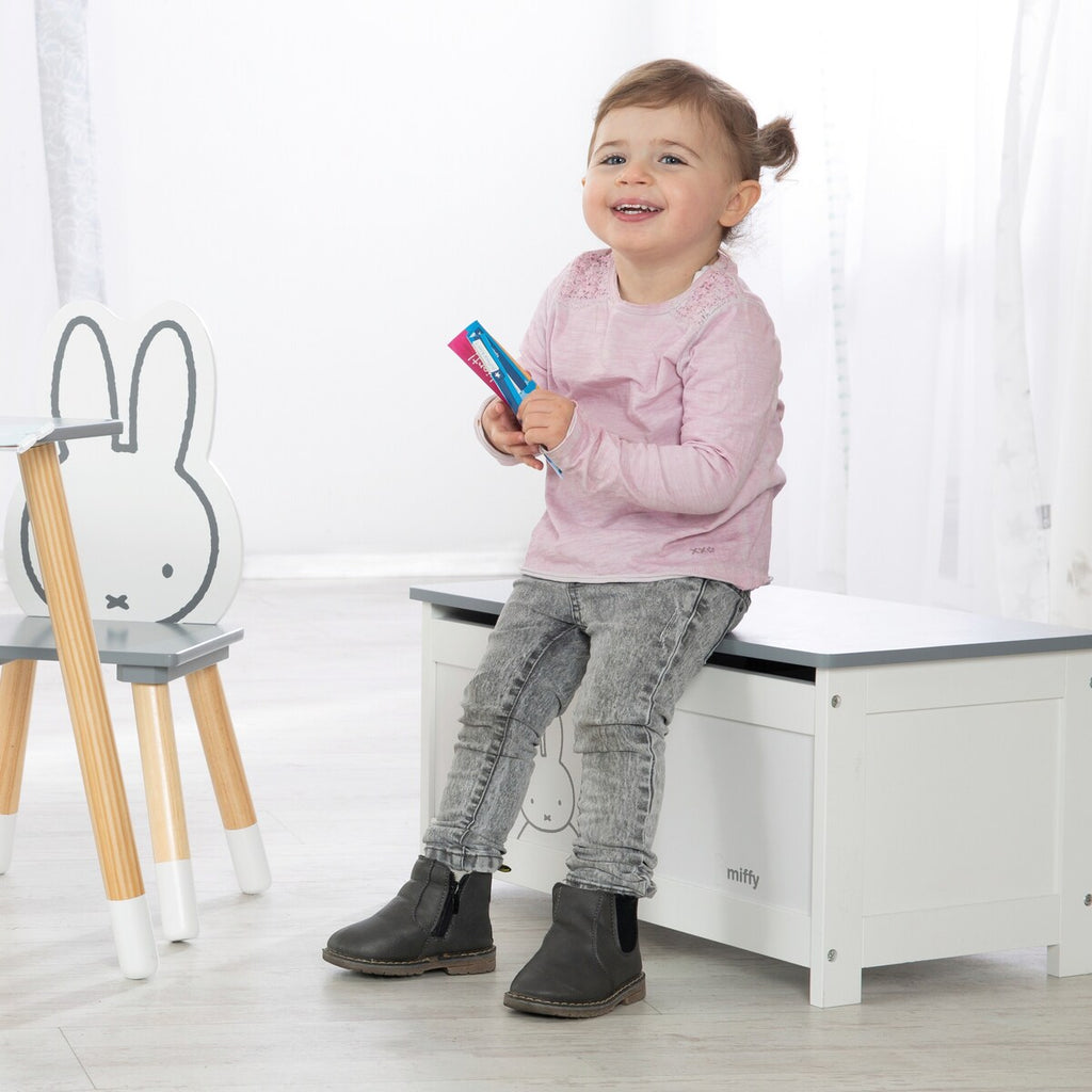 Montert Lekekiste Miffy med sittebenk i barnerommet