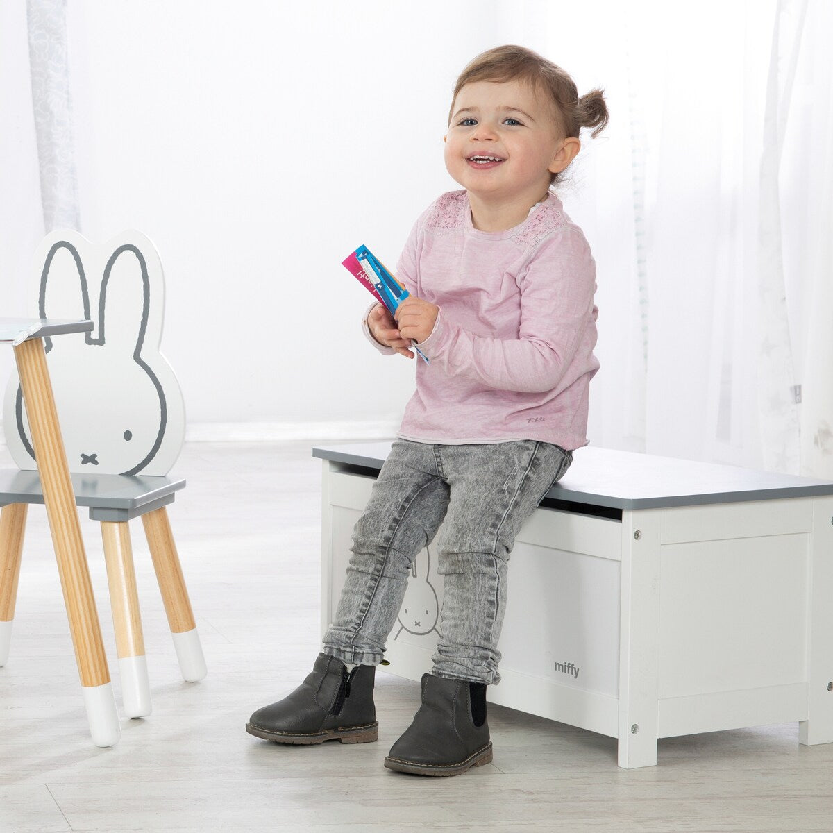 Montert Lekekiste Miffy med sittebenk i barnerommet