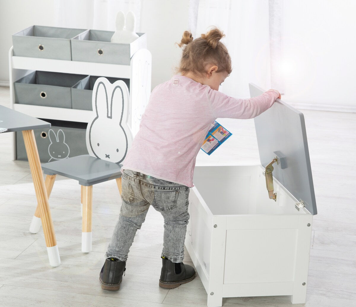 Nærbilde av dempet lokk på Lekekiste Miffy