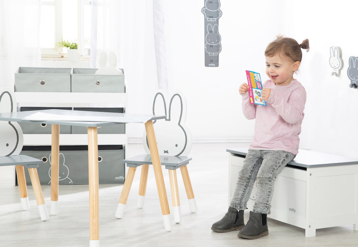 Lekekiste Miffy brukt som sittebenk for barn