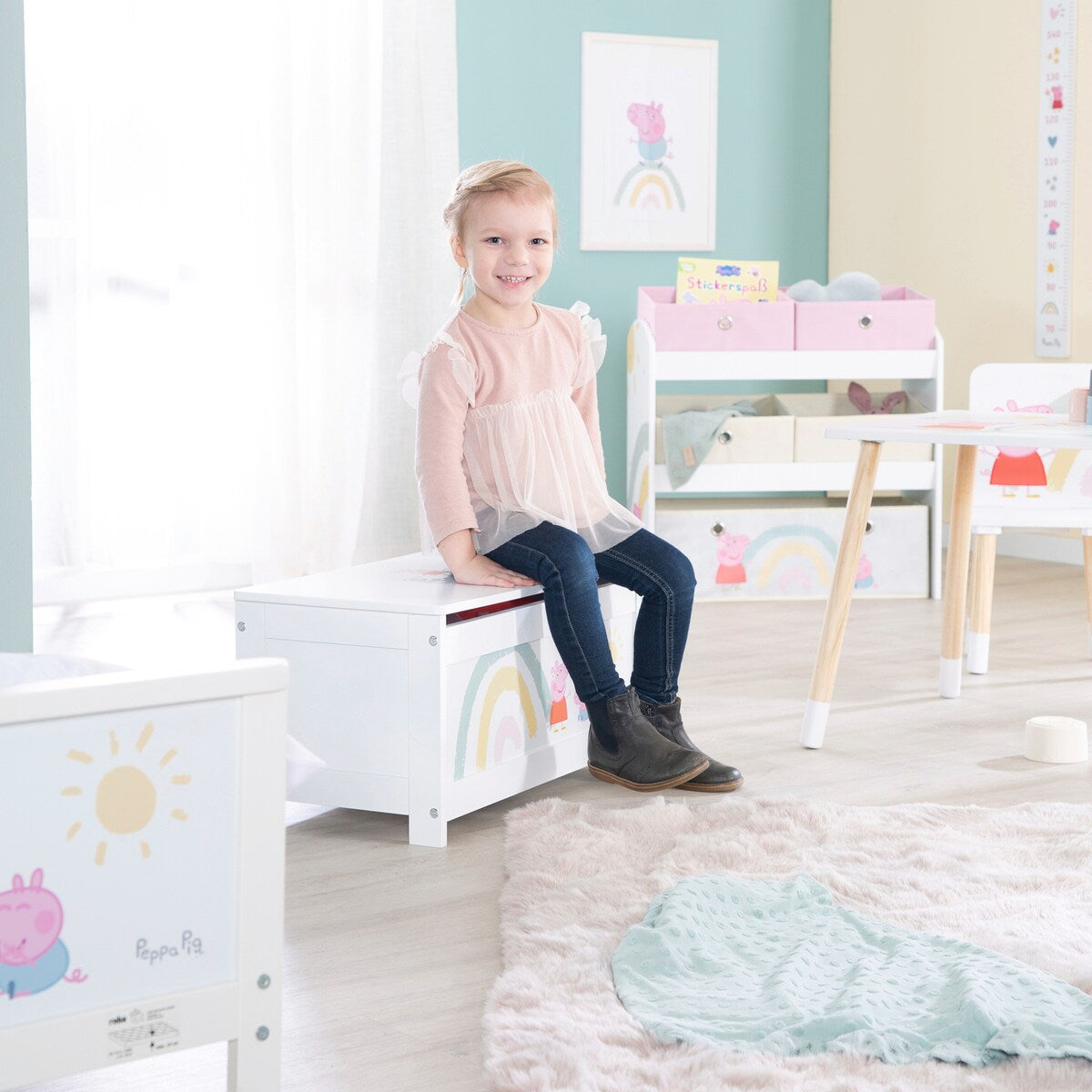 Lekekiste Peppa Pig i lakkert tre detalj av motiv